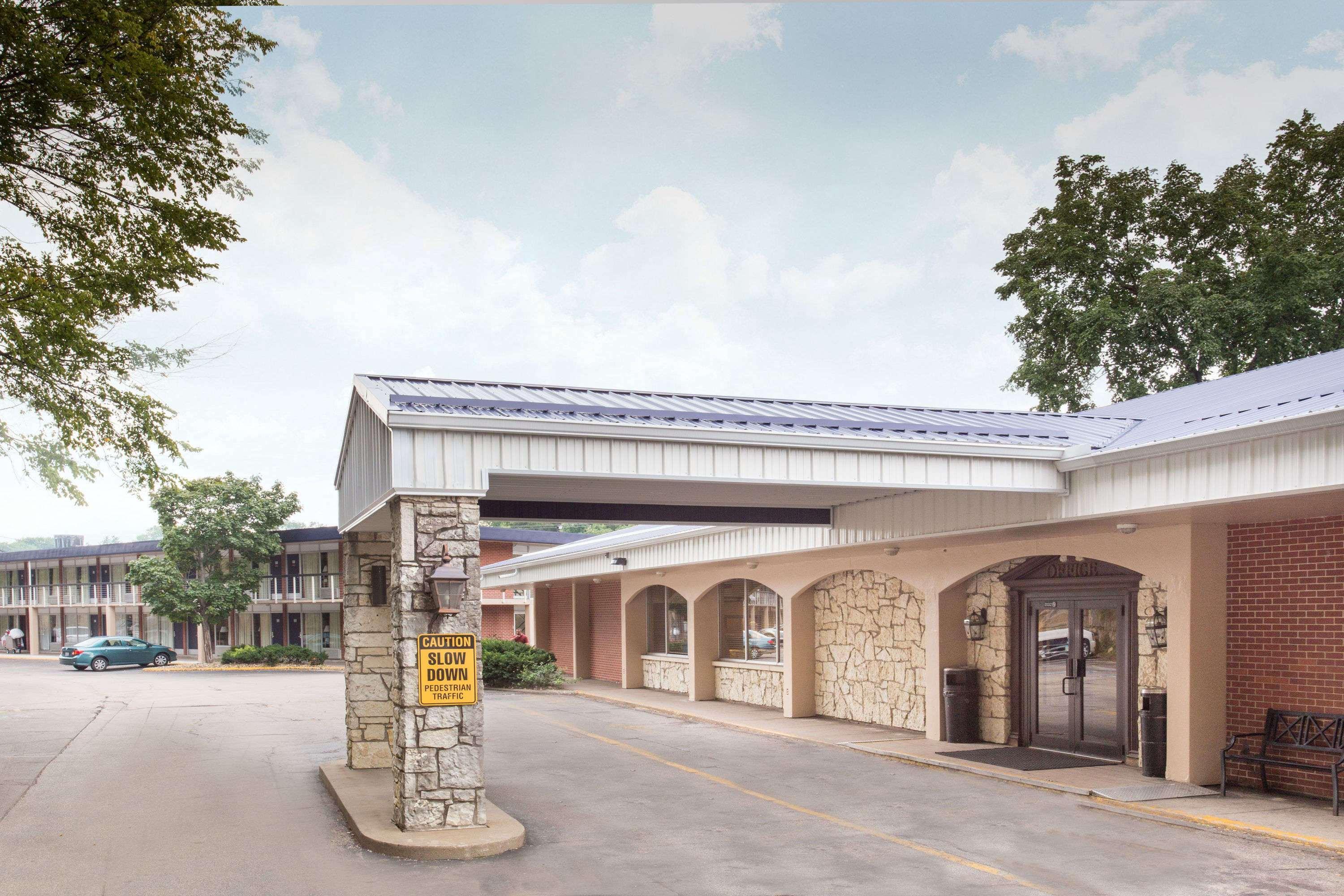 Days Inn By Wyndham Dubuque Eksteriør billede