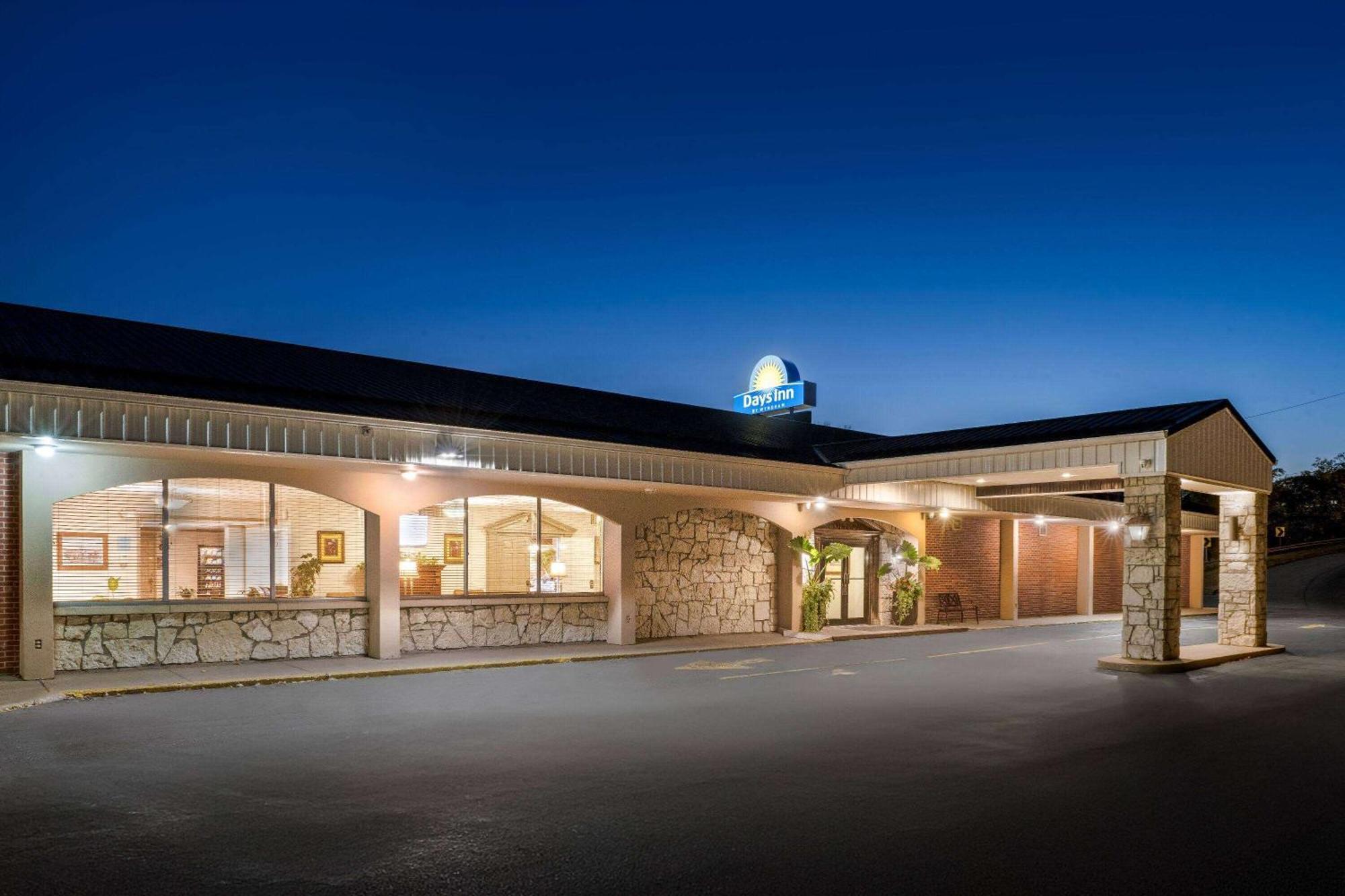 Days Inn By Wyndham Dubuque Eksteriør billede