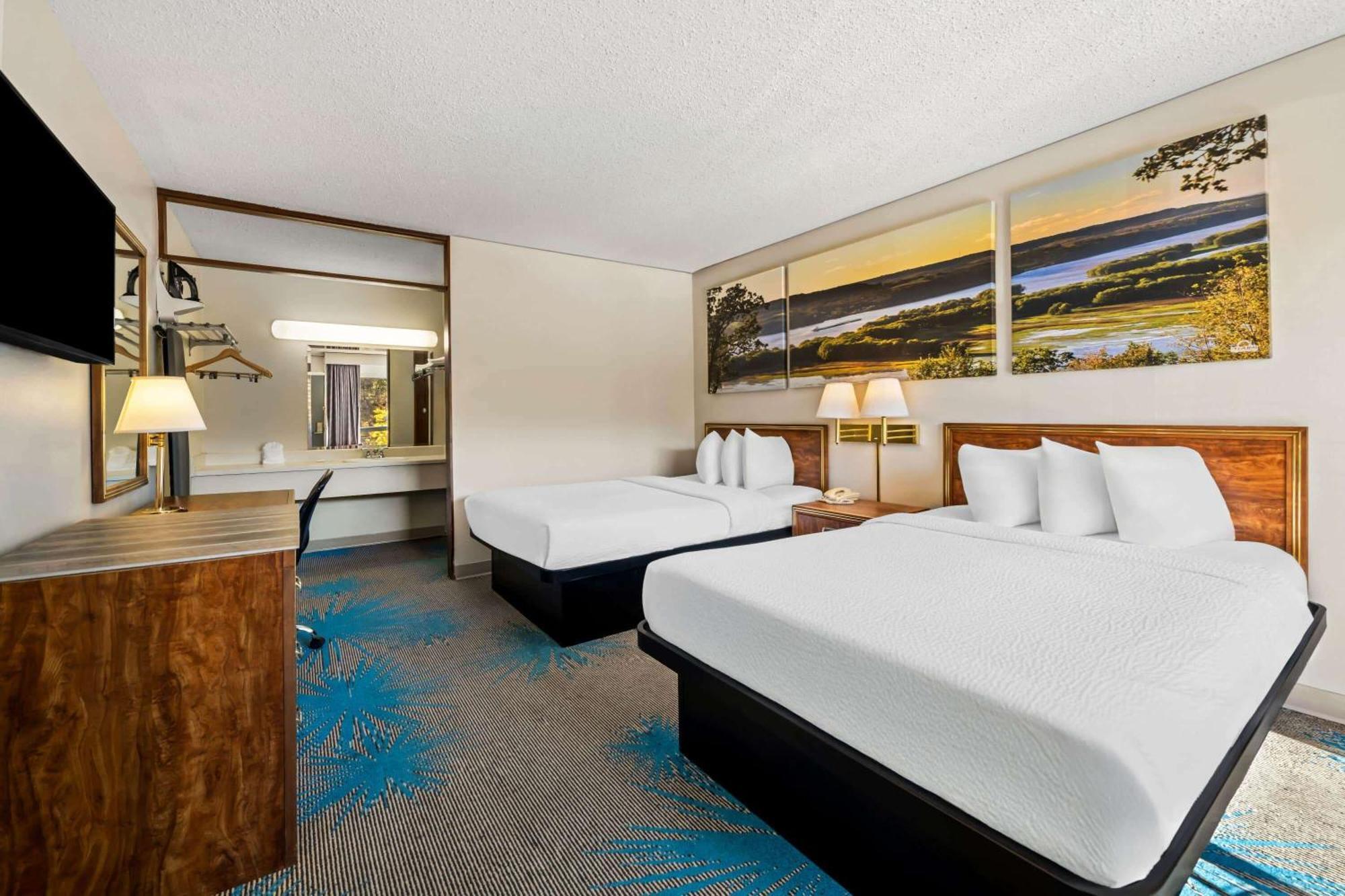 Days Inn By Wyndham Dubuque Eksteriør billede