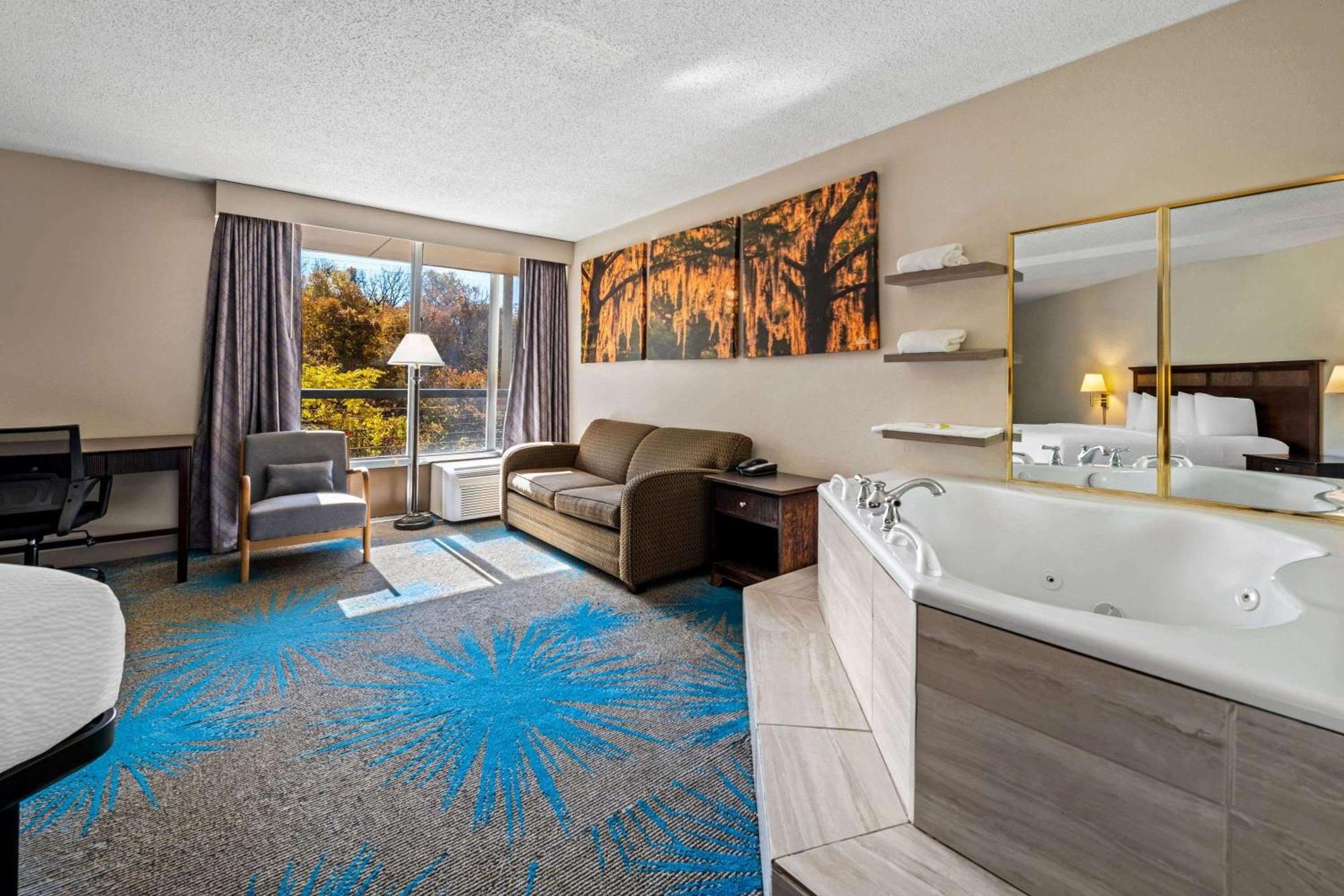 Days Inn By Wyndham Dubuque Eksteriør billede