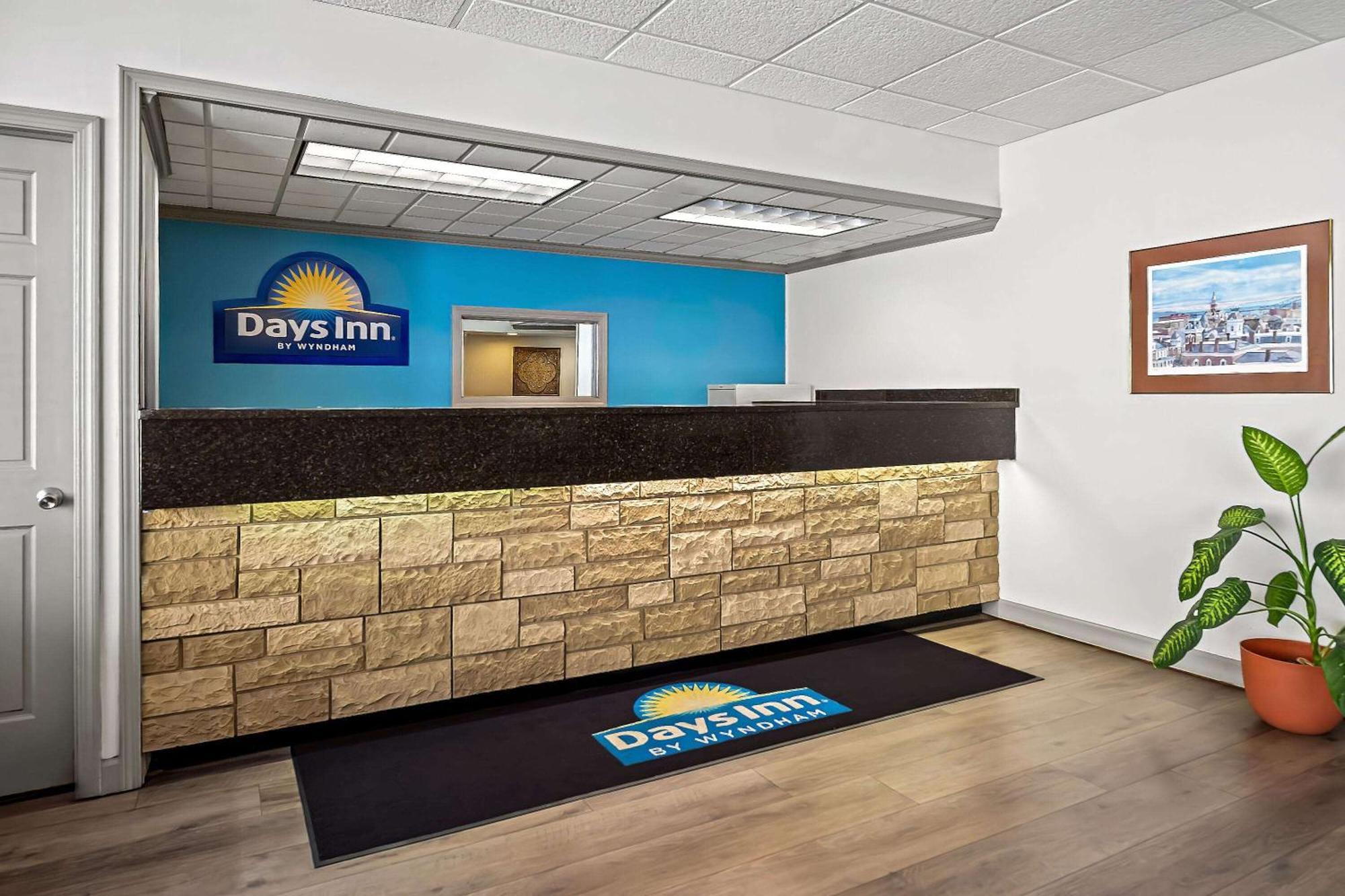 Days Inn By Wyndham Dubuque Eksteriør billede