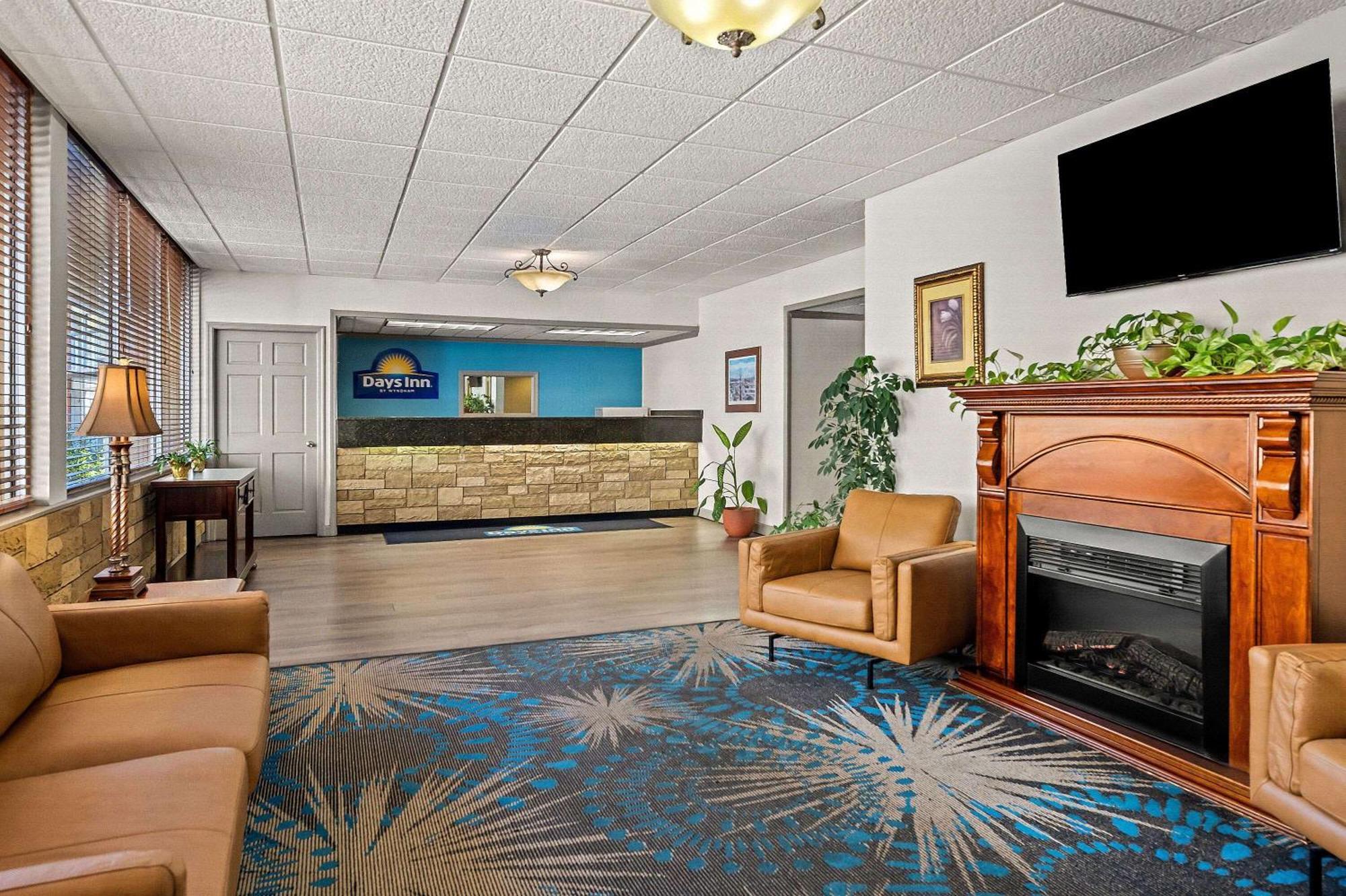 Days Inn By Wyndham Dubuque Eksteriør billede