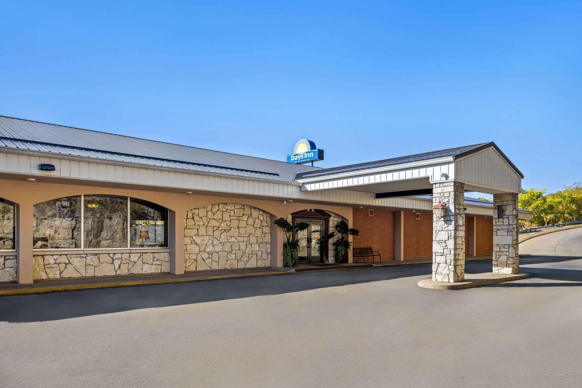 Days Inn By Wyndham Dubuque Eksteriør billede