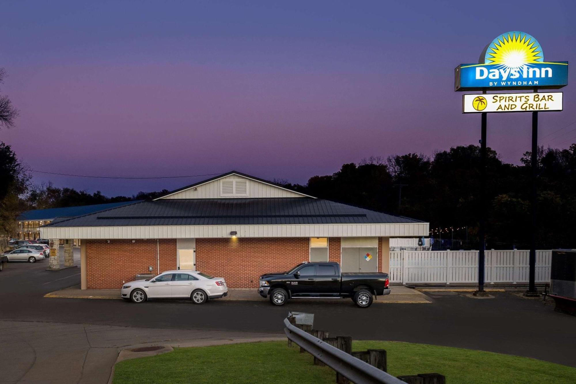 Days Inn By Wyndham Dubuque Eksteriør billede