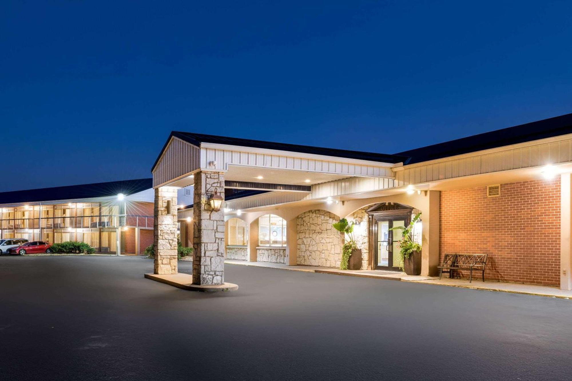 Days Inn By Wyndham Dubuque Eksteriør billede